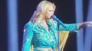 Singer Miranda Lambert stops show to call out selfie takers