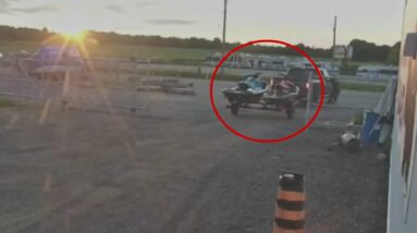 WATCH: Pair of jet skis stolen from Ont. business in broad daylight