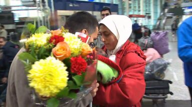 Canadians returning from Gaza | Emotional family reunion at Toronto airport