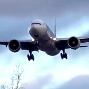 STORM HENK | Plane lands in strong winds at Heathrow Airport