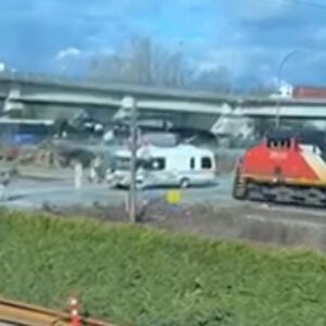 DRAMATIC VIDEO | Man runs out of motorhome moments before train collision in British Columbia