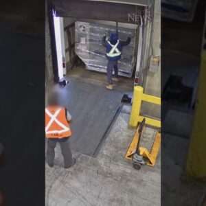 WATCH | Suspects load stolen $20M gold shipment onto truck at Pearson airport #shorts
