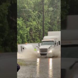 Driver scrambles out of sinking truck in Texas